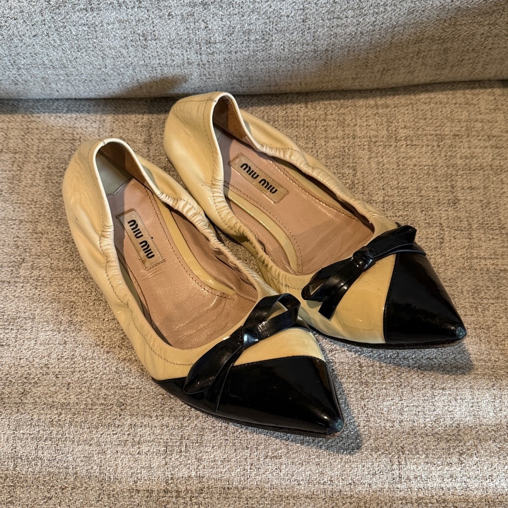MIU MIU Black and Cream Pointed Leather Flat size 37/7